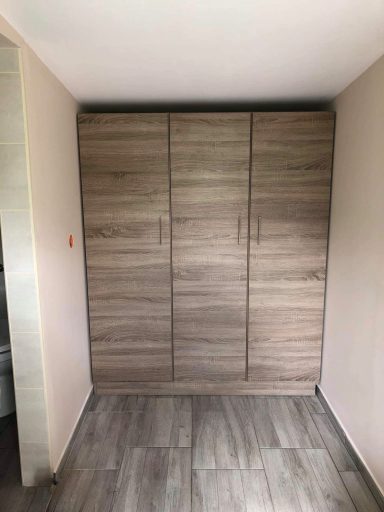 Riante, moderne kast met houten afwerking en vier gesloten deuren.