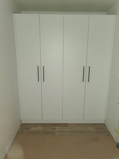Witte kast met vier deuren en metalen handgrepen in een lege ruimte.